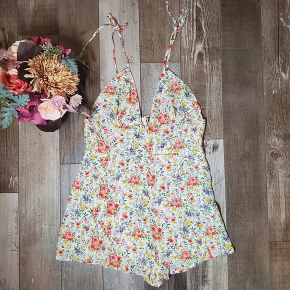 Forever 21 Cream Floral Romper Size Medium EUC - Picture 1 of 16